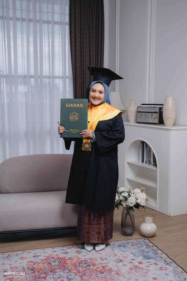 Elifia Graduation Portrait with Adbi Pratama Photo Elifia Graduation Portrait with Adbi Pratama Photo
