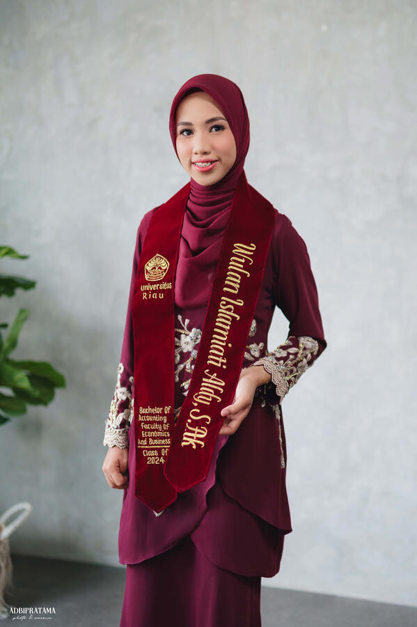 wulan Graduation Portrait with Adbi Pratama Photo wulan Graduation Portrait with Adbi Pratama Photo